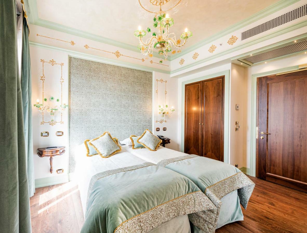 Deluxe Tweepersoonskamer met 1 Groot Bed of 2 Aparte Bedden met Uitzicht op het Canal Grande